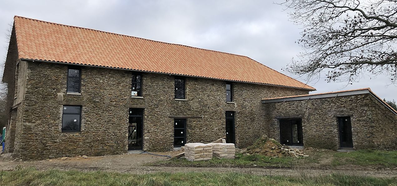 menuiseries-aluminium-maison-en-pierres - GSM Courtier en Menuiseries