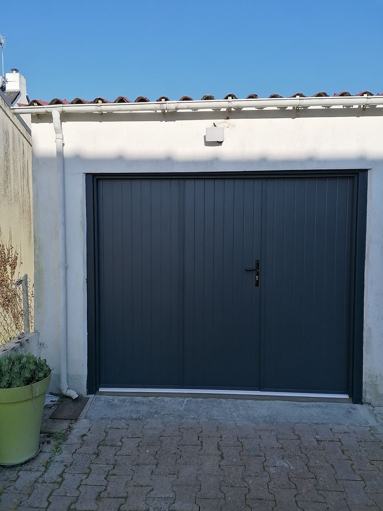 porte-garage-battante-dc-production - GSM Courtier en Menuiseries
