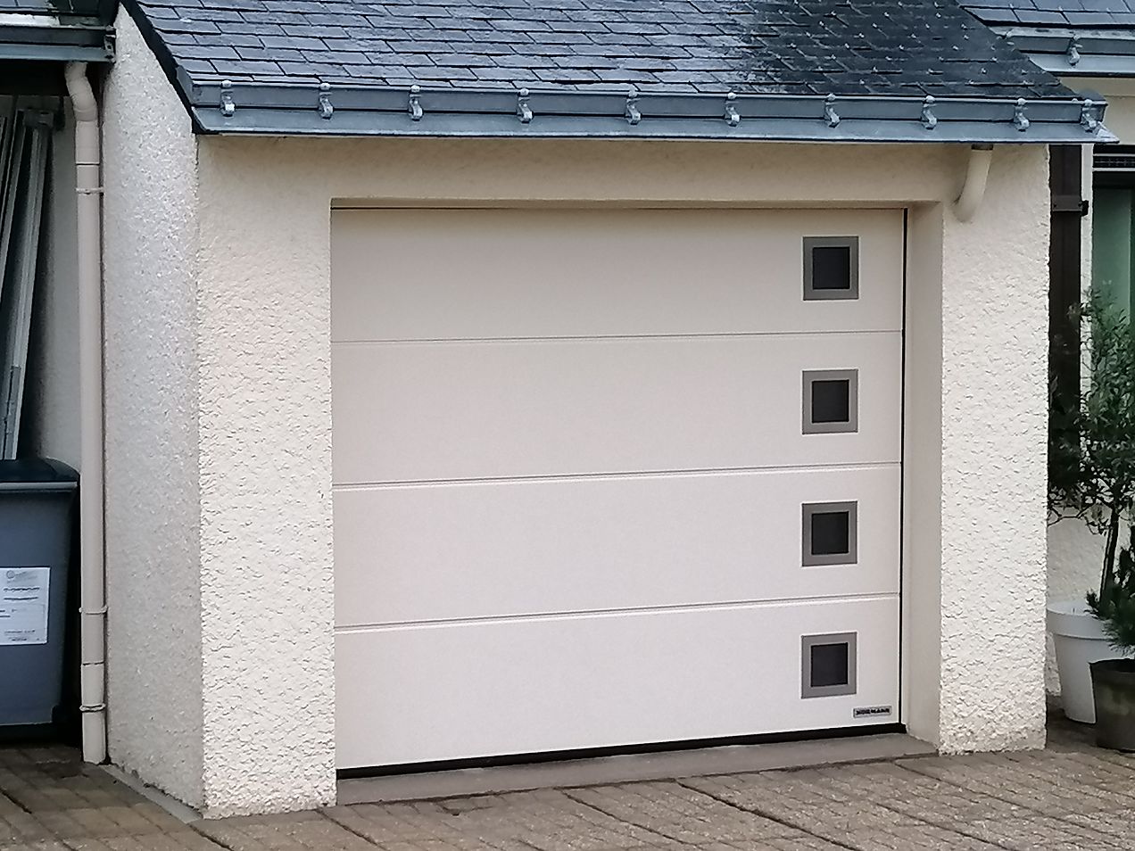 porte-garage-sectionnelle-hublots - GSM Courtier en Menuiseries